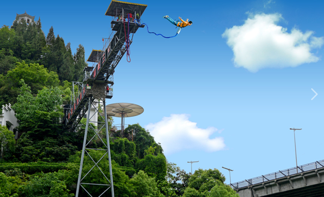 湖北一景区游客蹦极时坠入水中，目击者称坠落高度超40米，官方通报：游客无生命危险，景区暂停营业